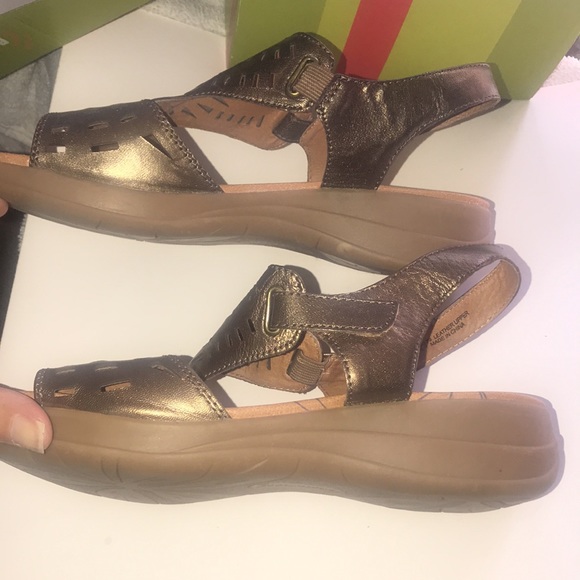 Women’s Bare Traps Die-Cut Sandals - Picture 6 of 12